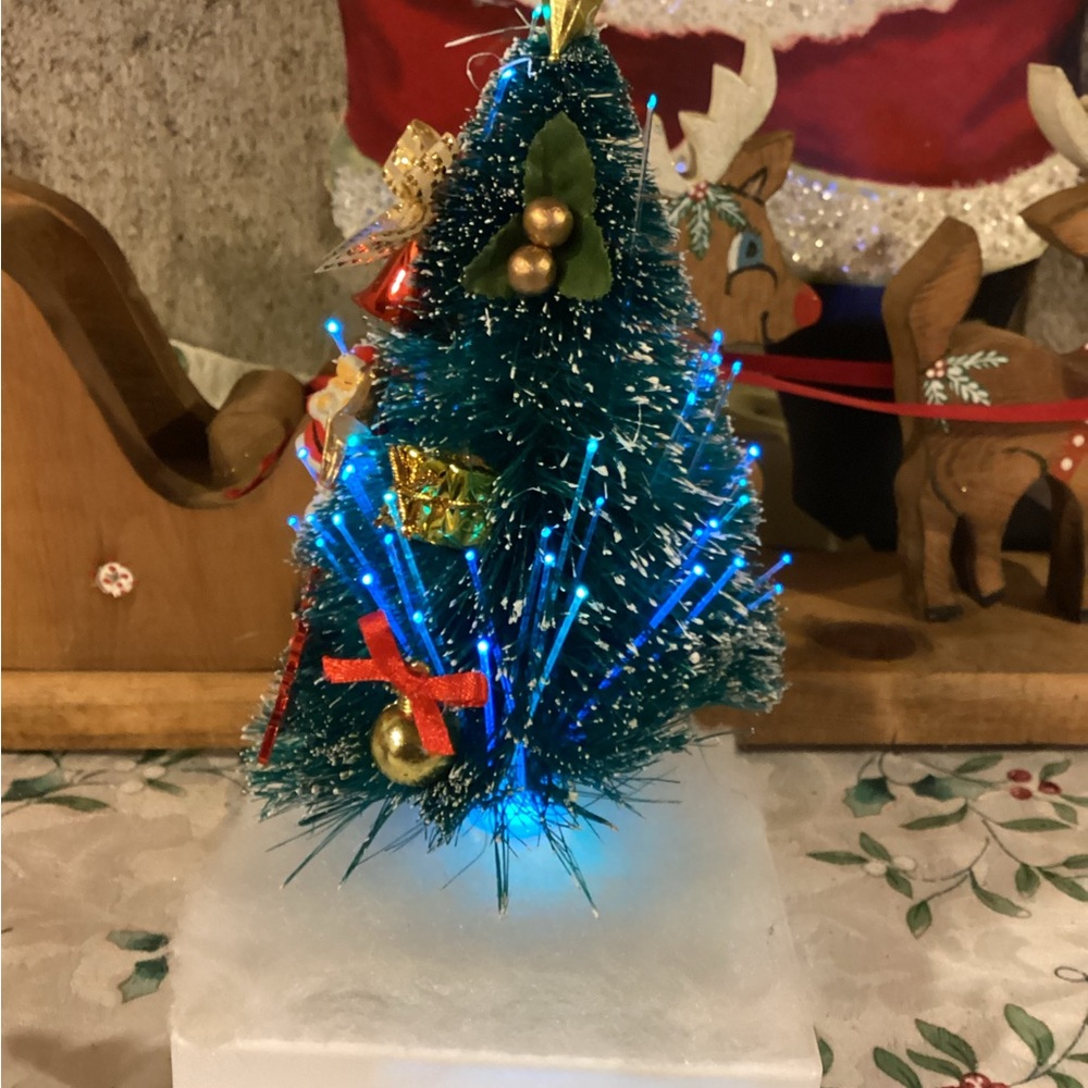 Vintage Mini Fiber Optic Musical Tree & Hand-painted Ceramic Carolers - Picture 3 of 9